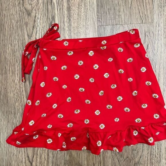 No Boundaries daisy print wrap mini skirt in red - Picture 3 of 4